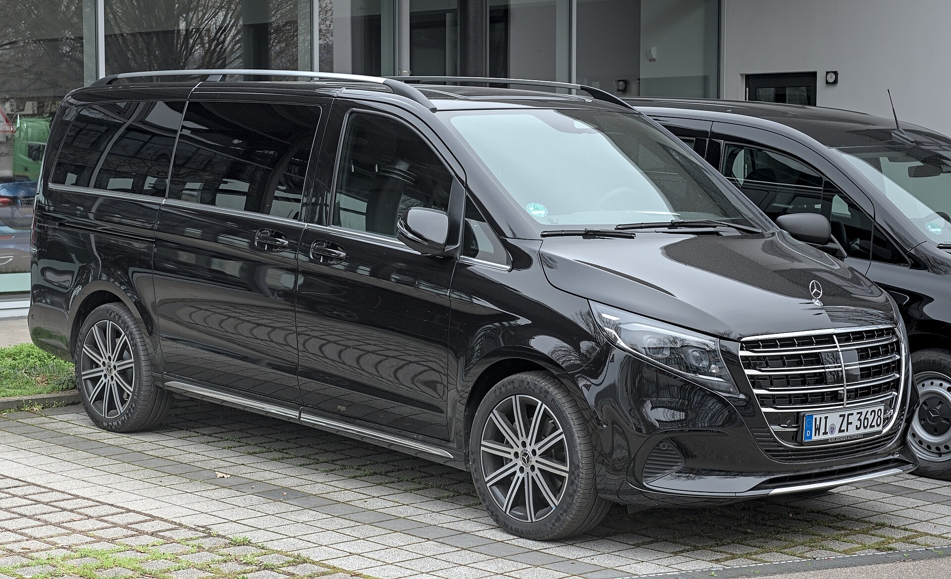 Mercedes Classe V blanche — profil