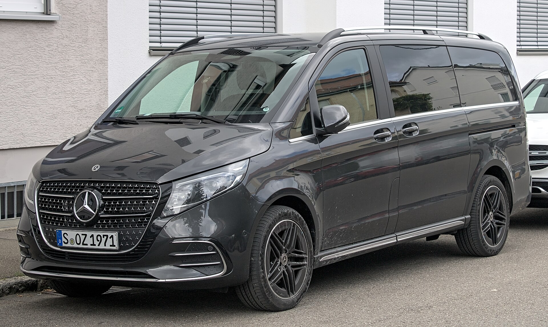 Mercedes Classe V noire — vue arrière